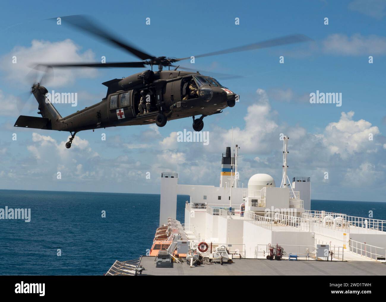 Un hélicoptère UH-60 Black Hawk de l'armée américaine atterrit sur le pont d'envol de l'USNS Comfort. Banque D'Images