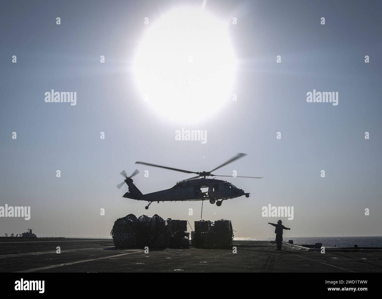 Un hélicoptère MH-60S Sea Hawk livre des provisions au porte-avions USS Nimitz. Banque D'Images