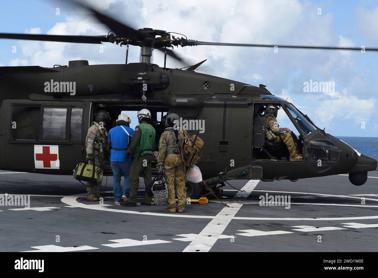Les patients montent à bord d'un hélicoptère UH-60 Black Hawk de l'armée américaine à bord de l'USNS Comfort. Banque D'Images