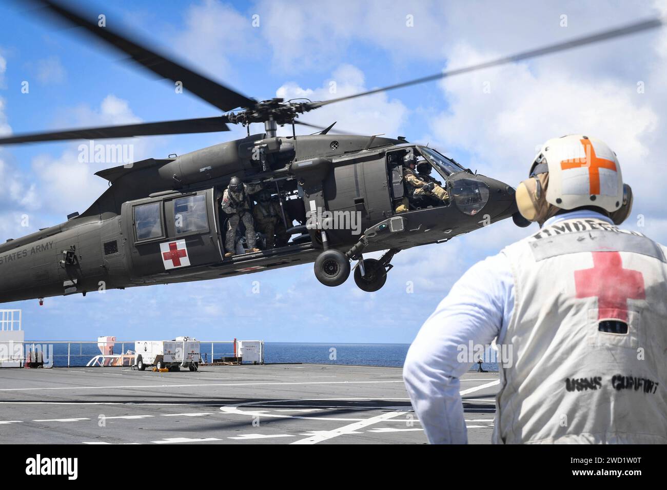 Un hélicoptère UH-60 Black Hawk de l'armée américaine sur le pont d'envol de l'USNS Comfort. Banque D'Images