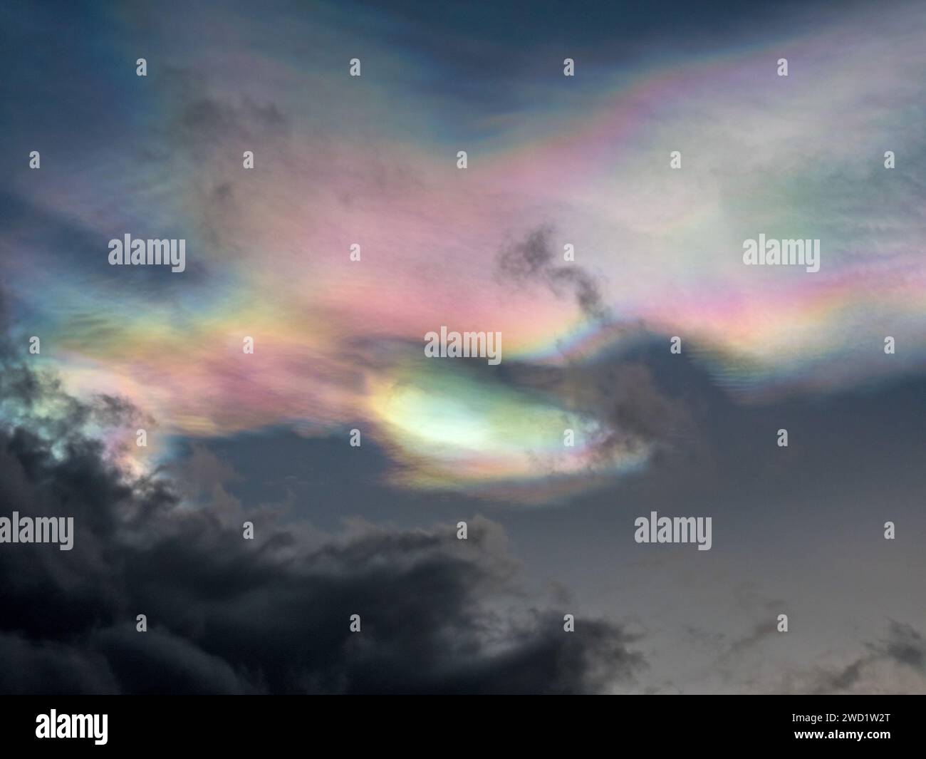 Rares, beaux et colorés nuages nacréens (nuages de nacre / nuages arc-en-ciel) dans le ciel du soir, Leicestershire, décembre 2023 Banque D'Images
