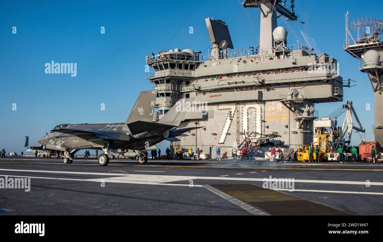 Un F-35C Lightning II se prépare à faire un atterrissage par câble arrêté sur le pont d'envol de l'USS Carl Vinson. Banque D'Images