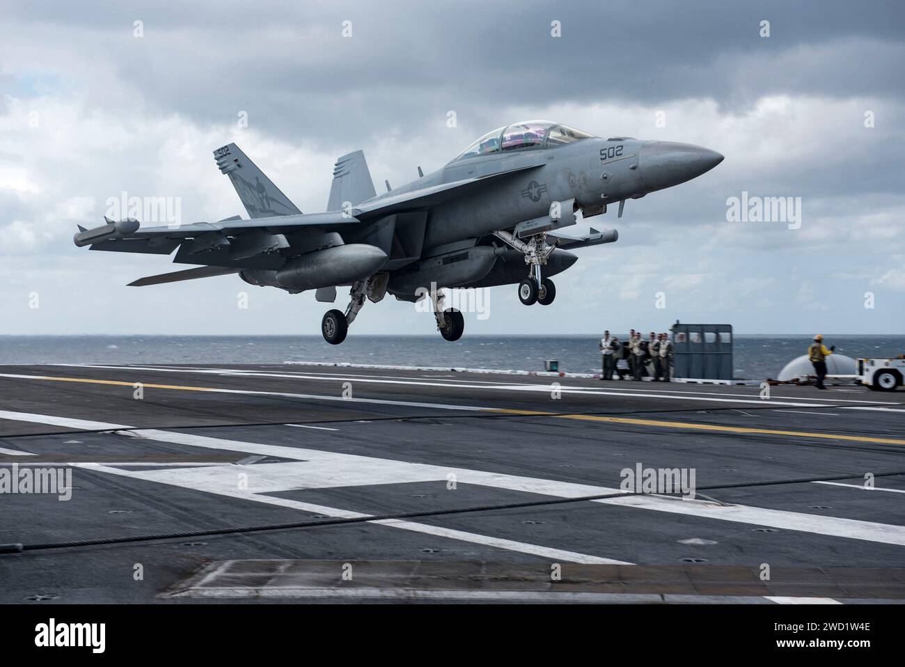 Un EA-18G Growler se prépare à atterrir à bord du porte-avions USS George H.W. Bush. Banque D'Images