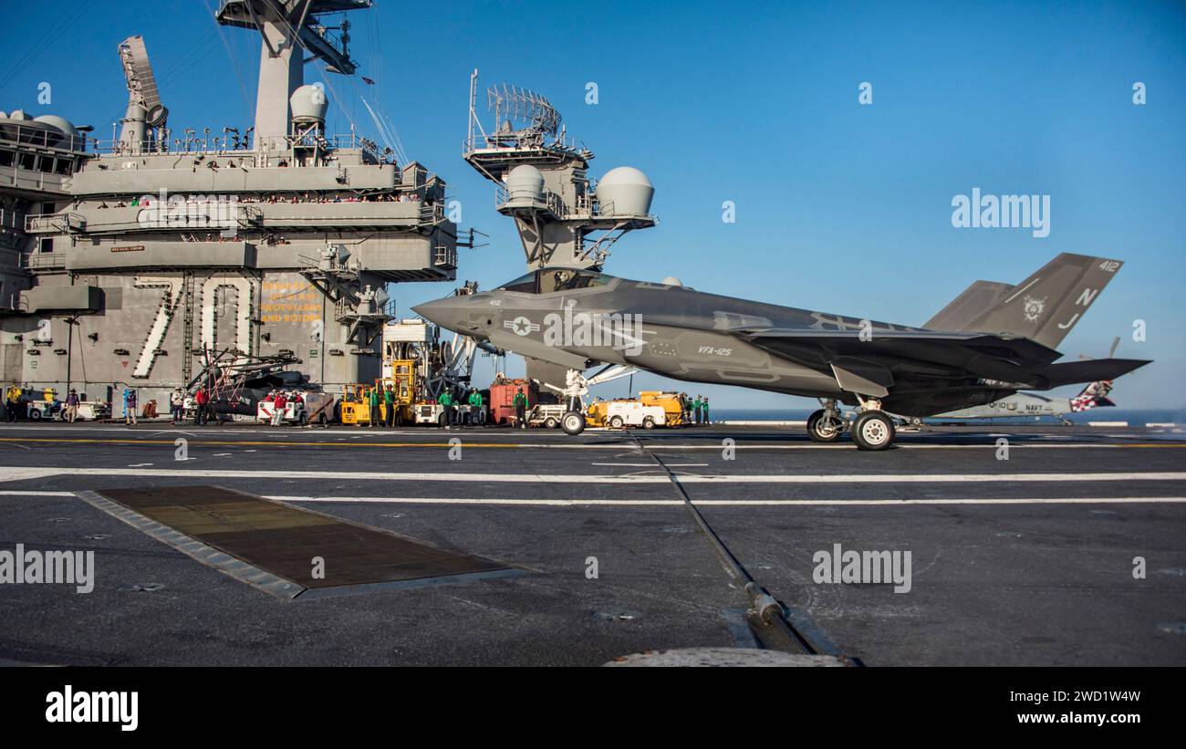 Un F-35C Lightning II se prépare à faire un atterrissage par câble arrêté sur le pont d'envol de l'USS Carl Vinson. Banque D'Images