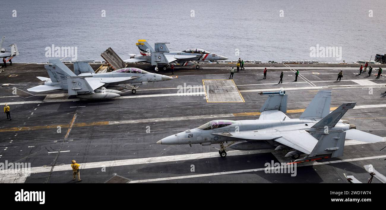 Les marins effectuent des opérations aériennes sur le pont d'envol de l'USS Carl Vinson. Banque D'Images