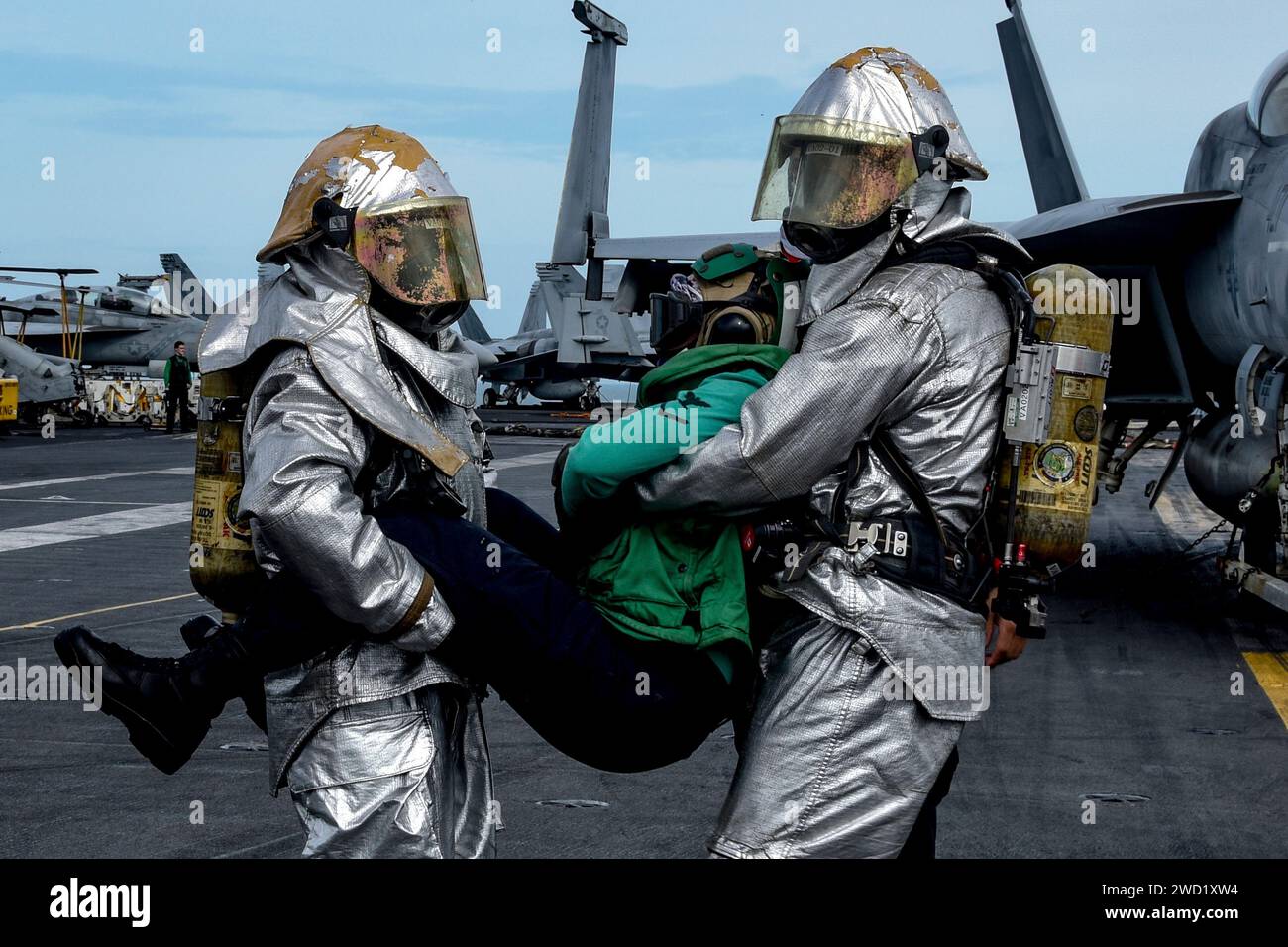 Une équipe de sauvetage et d'accident sauve un patient simulé lors d'un exercice sur le pont d'envol à bord de l'USS Ronald Reagan. Banque D'Images