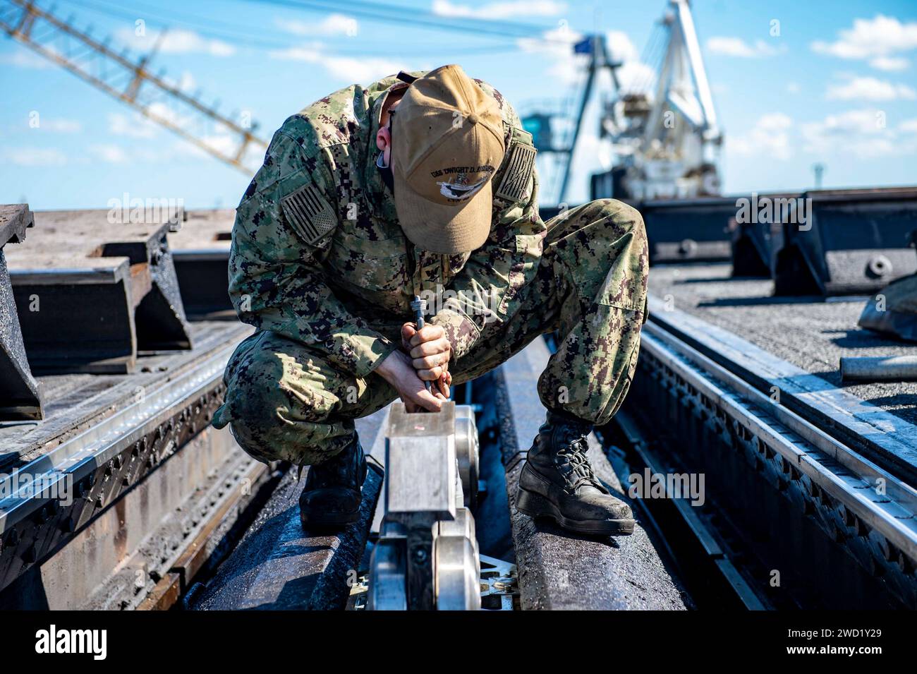 Aviation Boatswain's Mate effectue la maintenance d'une catapulte à bord de l'USS Dwight D. Eisenhower. Banque D'Images