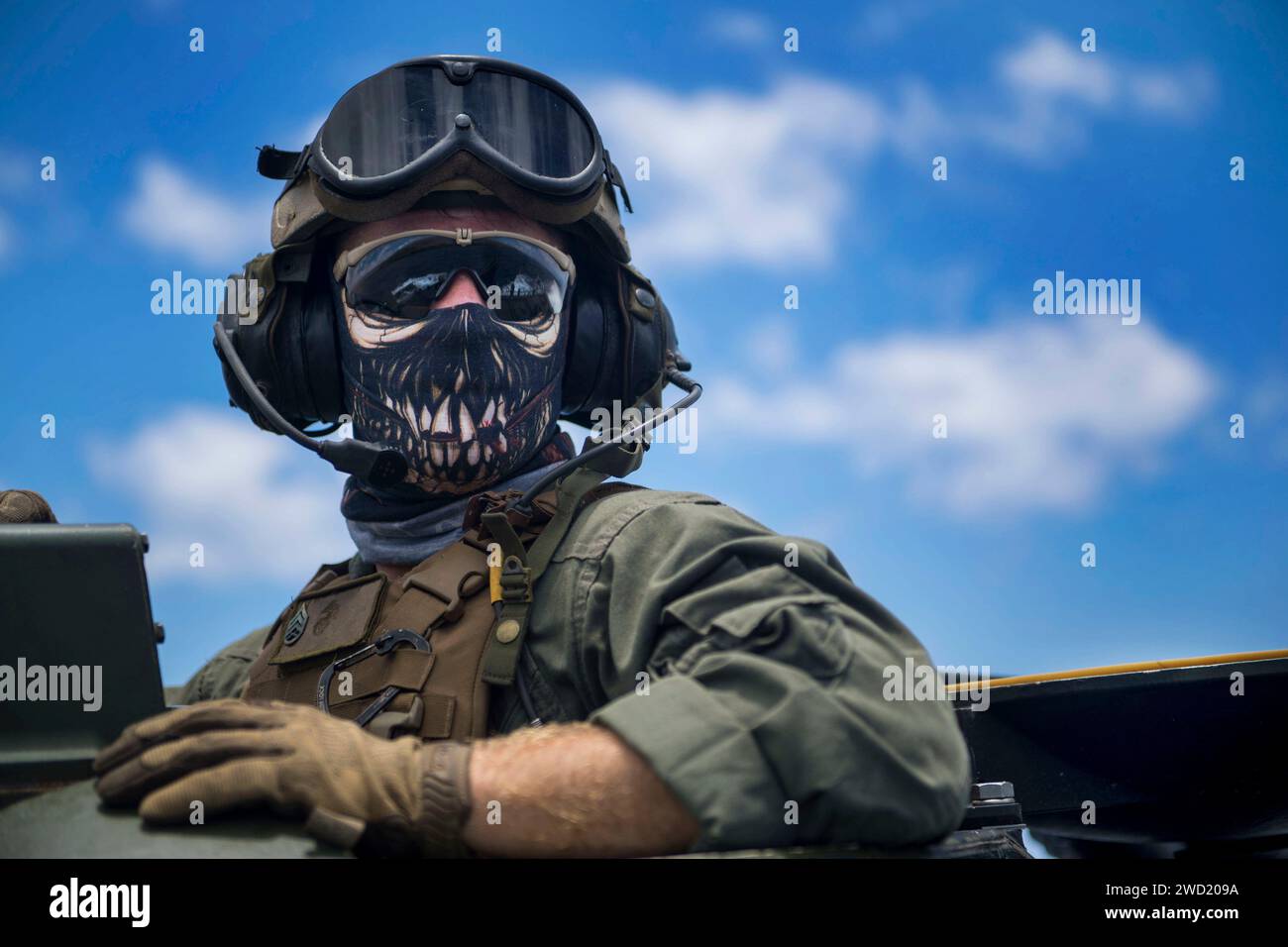 U.S. Marine scanne les eaux alors qu'il est assis dans la tourelle d'un véhicule amphibie d'assaut. Banque D'Images