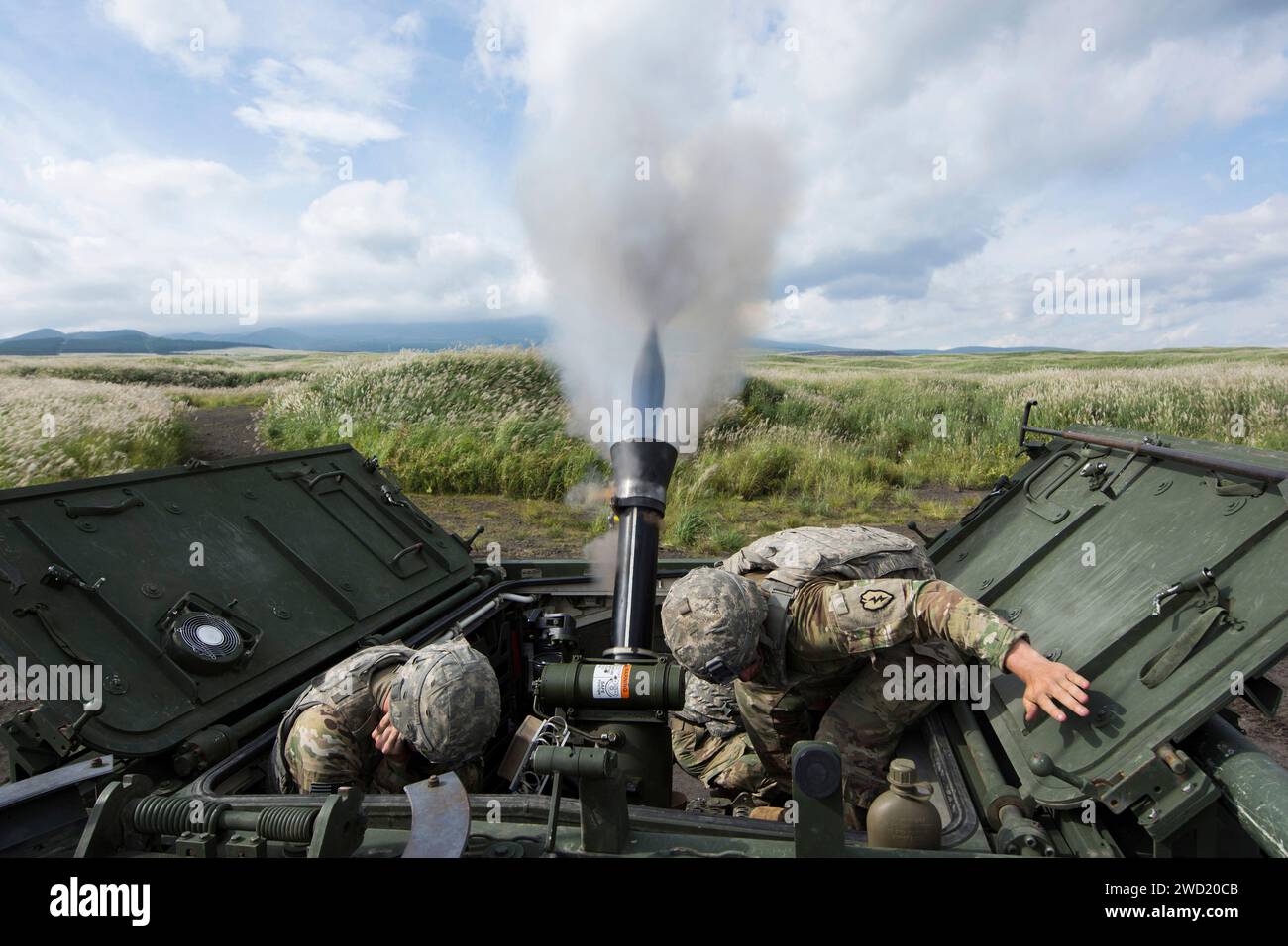 Les soldats américains effectuent un exercice de tir réel en utilisant un système de mortier RMS6L de 120 mm sur un porte-mortier M1129. Banque D'Images