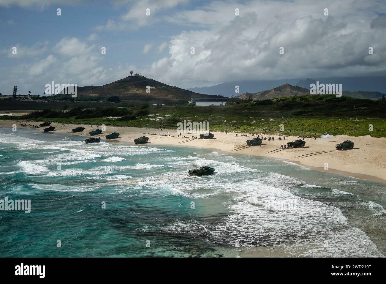 Les véhicules amphibies d'assaut AAV-P7/A1 déchargent les militaires lors d'un atterrissage amphibie à Hawaï. Banque D'Images