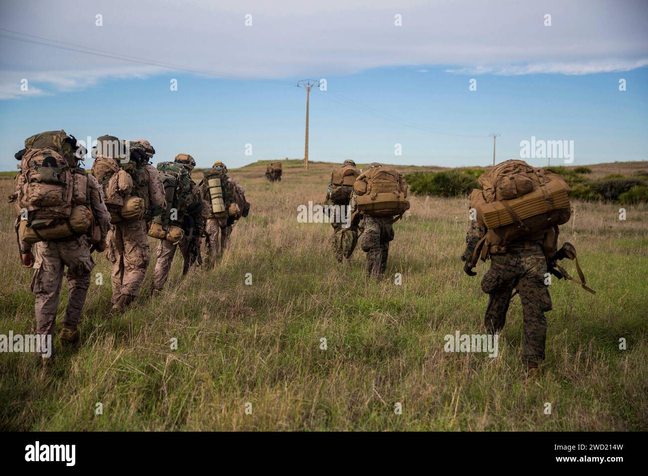 Les Marines américains et les Marines espagnols se dirigent vers une position de sécurité à Sierra de Retin, en Espagne. Banque D'Images
