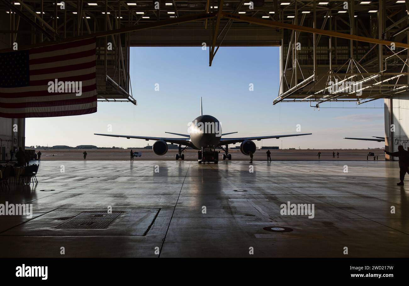 Des aviateurs américains remorquent un nouvel avion KC-46a Pegasus dans un hangar à la base aérienne de McConnell, au Kansas. Banque D'Images