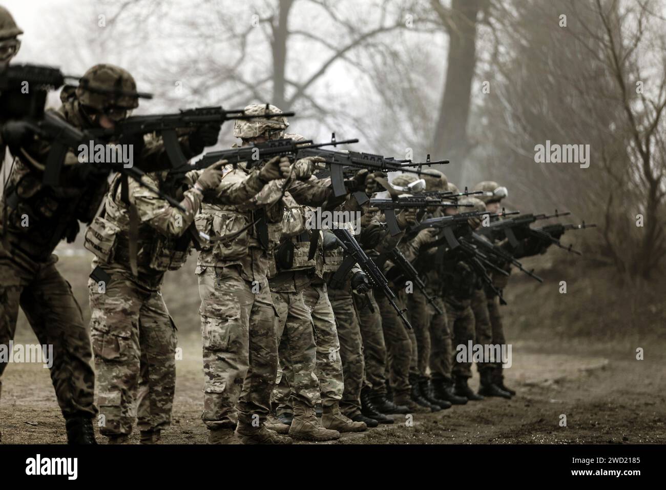 Les soldats prennent part à une formation spartiate dirigée par des Polonais à Bemowo Piskie, en Pologne. Banque D'Images