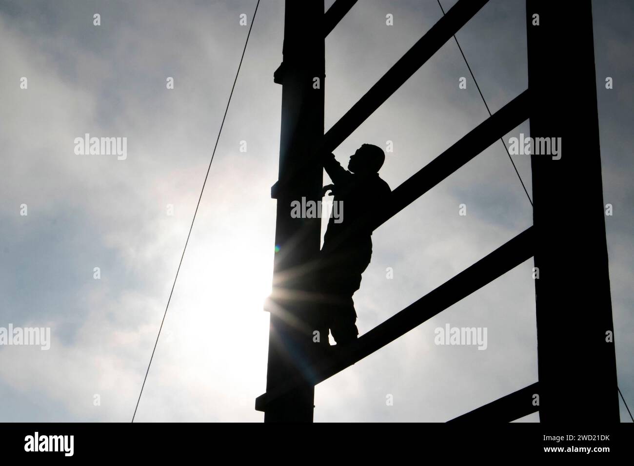 U.S. Army Soldier participe à l'épreuve d'obstacles à fort Bragg, en Caroline du Nord. Banque D'Images