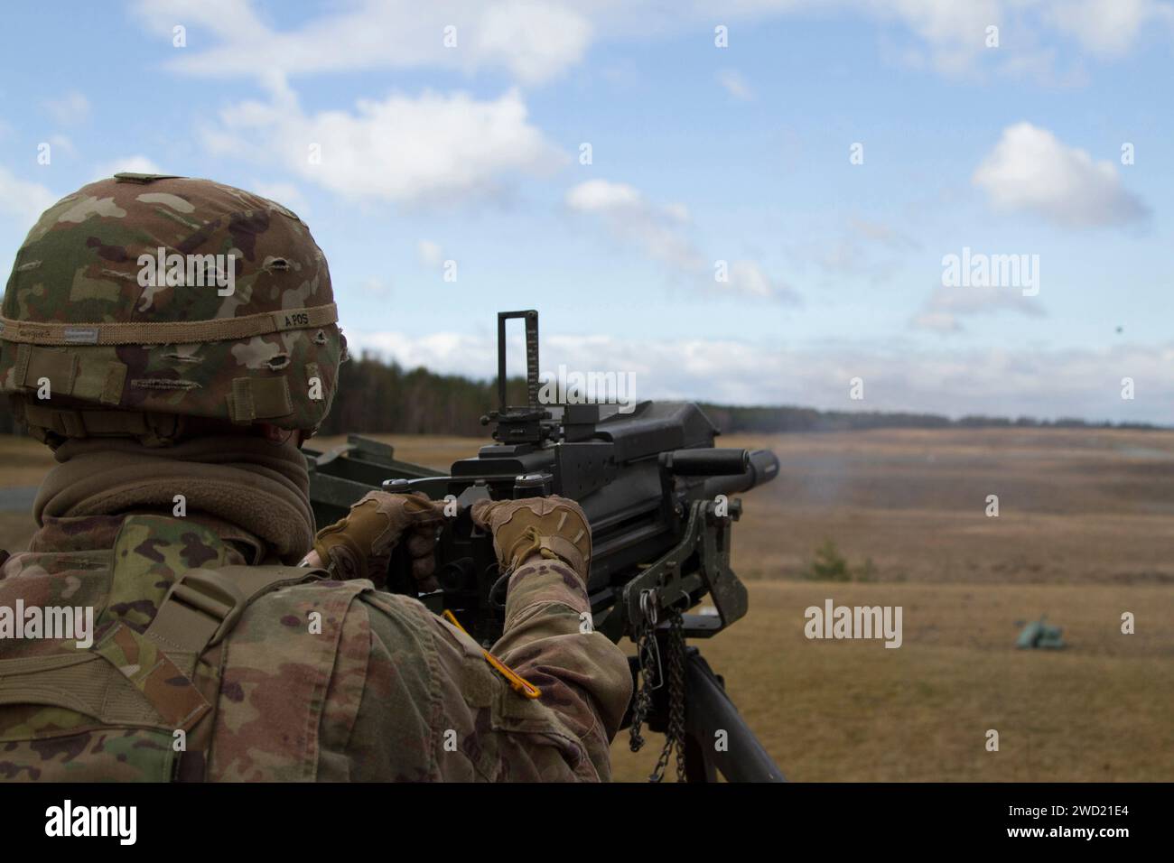 Le soldat de l'armée américaine lance une grenade à portée de main avec la mitrailleuse MK-19mm. Banque D'Images