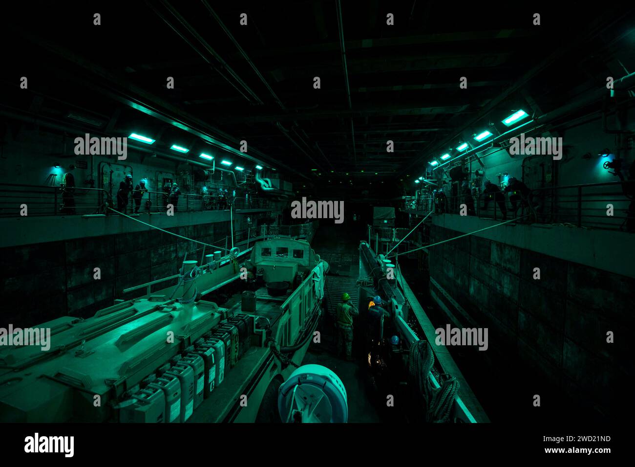Le bateau utilitaire d'embarcation de débarquement se prépare à quitter le pont du puits de l'USS Green Bay. Banque D'Images