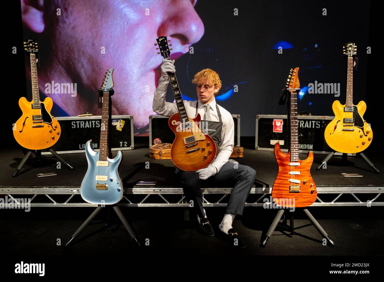 Un manipulateur d'art Christie's tient la guitare vintage Gibson les Paul Standard de Mark Knopfler de 1959, qui fait partie de la collection de guitares Mark Knopfler, exposée chez Christie's à Londres, avant d'être offerte aux enchères. Date de la photo : jeudi 18 janvier 2024. Banque D'Images