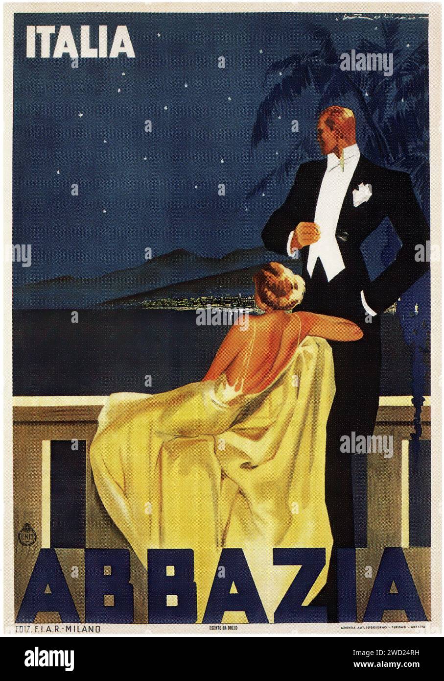 'ITALIA Abbázia' une affiche de voyage élégante faisant la promotion de la destination italienne Abbazia, mettant en vedette un couple en tenue de soirée surplombant une ville côtière la nuit. Le design est Art Déco, avec un fort contraste et un accent sur le luxe et la romance. Banque D'Images