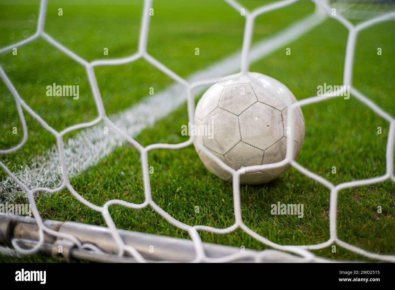 Ballon de football blanc allongé sur l'herbe au stade Banque D'Images