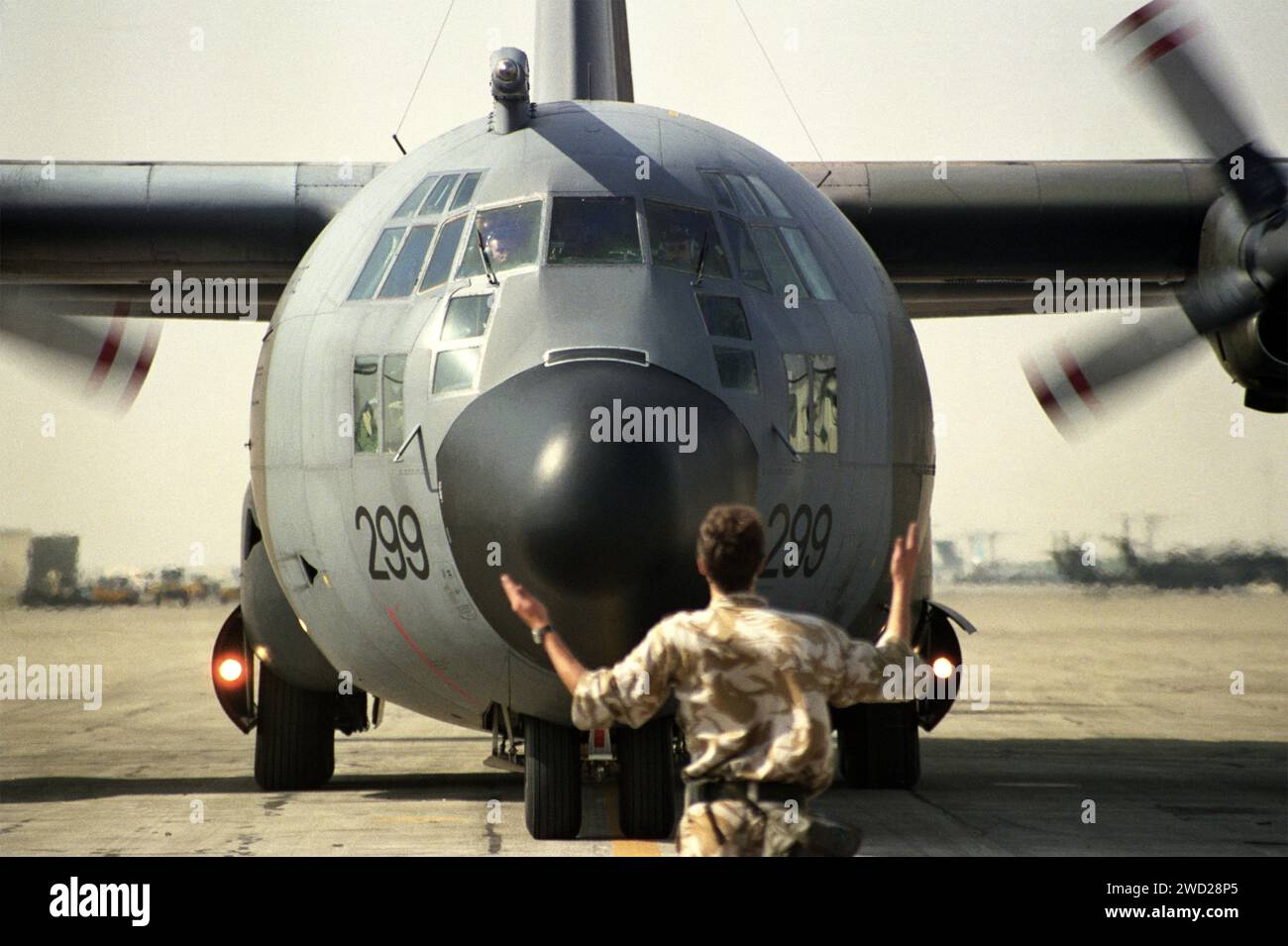 23rd janvier 1991 un avion de transport RAF C130 Hercules est guidé pendant qu'il se déplace à l'aéroport international de Dhahran pendant la guerre du Golfe. Banque D'Images