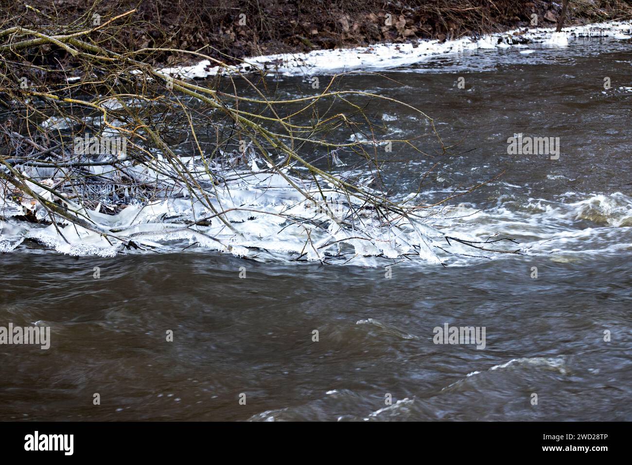 Fluss mit Eisbildung auf einem AST Banque D'Images