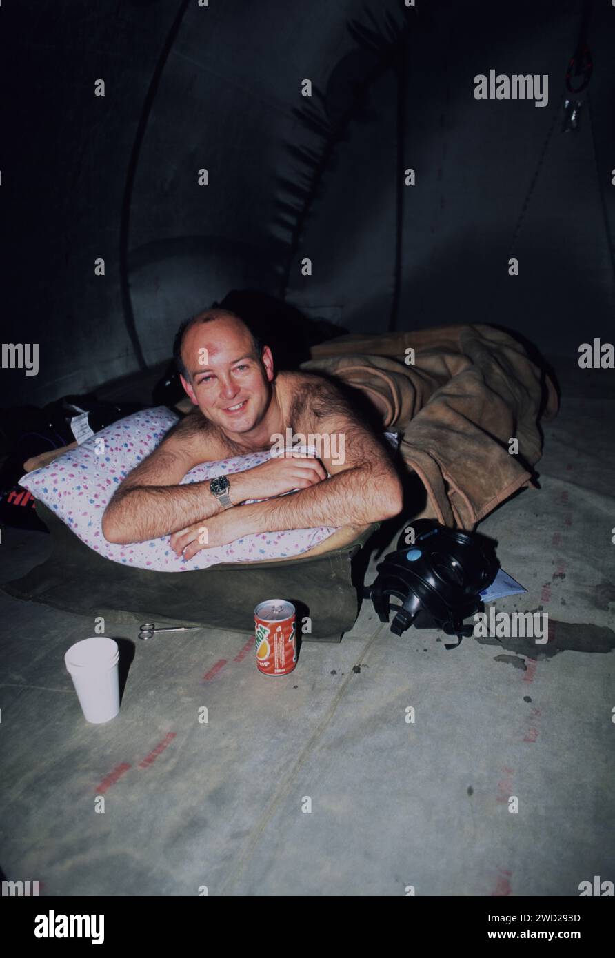 22 janvier 1991 le Commandant de l'escadre Mike Heath dans une tente d'hôpital à la base aérienne du roi Faisal à Tabuk après avoir éjecté de son jet de Tornado. Banque D'Images