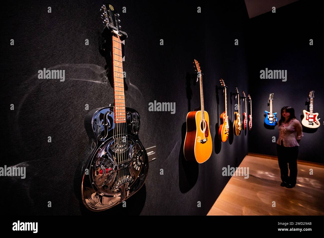 Londres, Royaume-Uni. 18 janvier 2024. Un aperçu de la collection Mark Knopfler chez Christies à Londres. Avec plus de 120 guitares et amplis, la collection couvre ses 50 ans de carrière. La vente a lieu le 31 janvier. Crédit : Guy Bell/Alamy Live News Banque D'Images