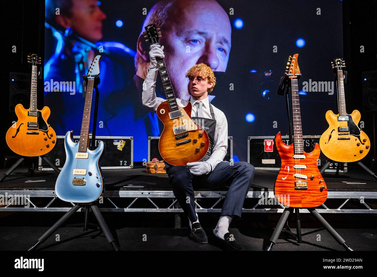 Londres, Royaume-Uni. 18 janvier 2024. Gibson Incorporated, Kalamazoo, Michigan, 1959, guitare électrique à corps solide, les Paul Standard, estimation : £300,000-500,000 avec d'autres guitares de la collection - Un aperçu de la collection Mark Knopfler chez Christies à Londres. Avec plus de 120 guitares et amplis, la collection couvre ses 50 ans de carrière. La vente a lieu le 31 janvier. Crédit : Guy Bell/Alamy Live News Banque D'Images