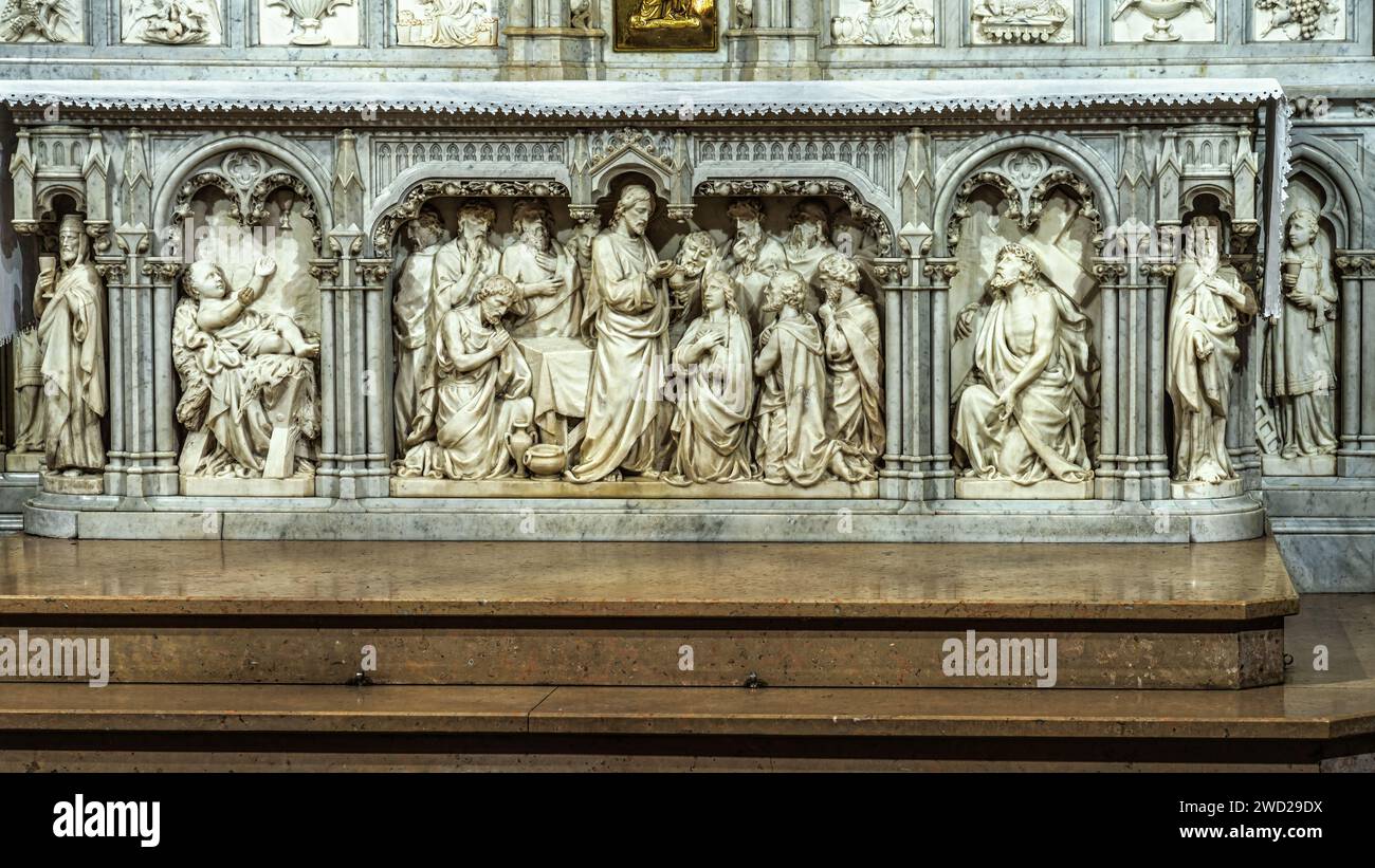 Bas-relief en marbre blanc avec la représentation de la Cène, par le sculpteur de Saint-Etienne Étienne Montagny. Saint-Étienne, France, Europe Banque D'Images