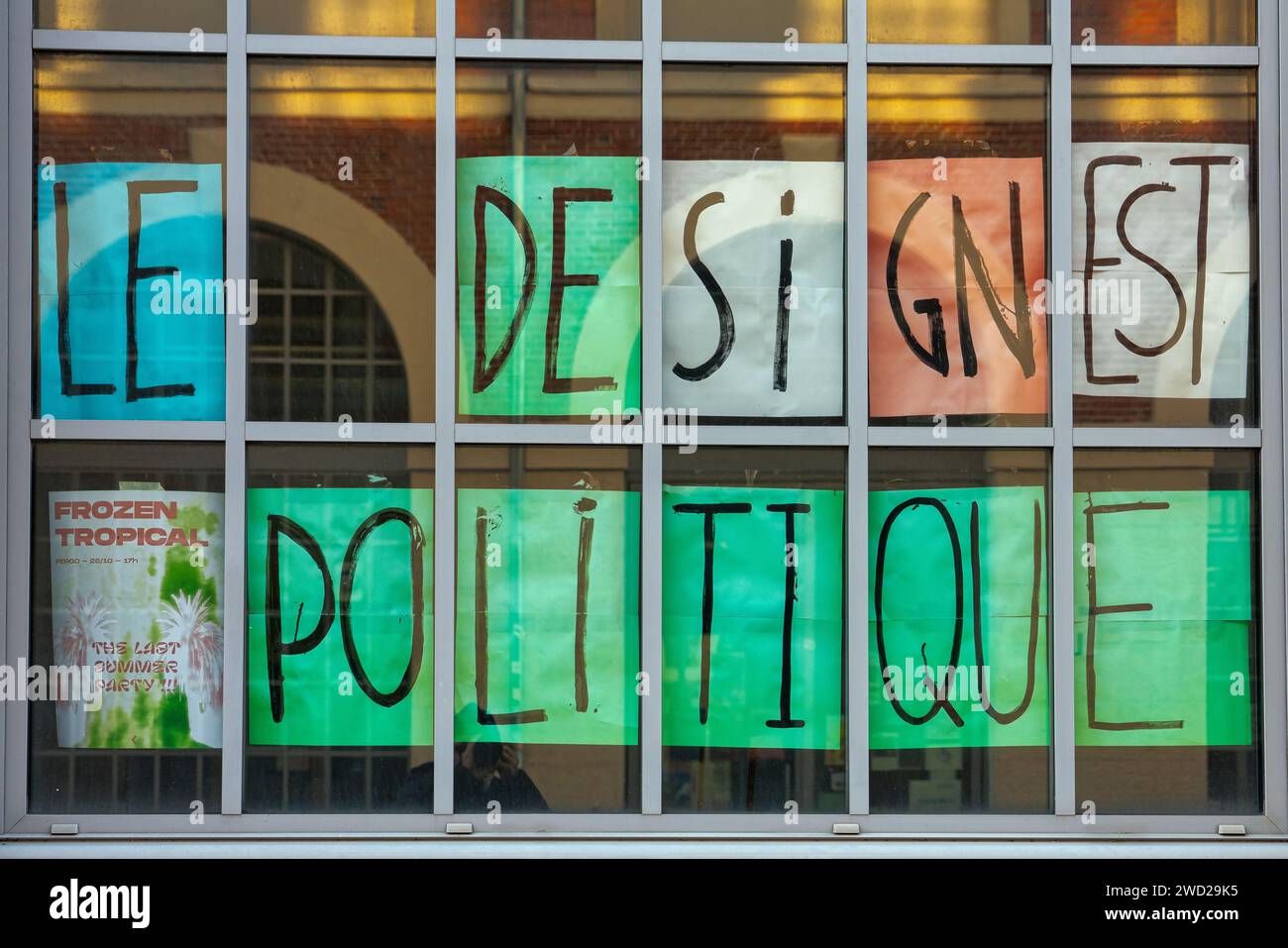 Une écriture sur carton coloré sur la fenêtre de l'un des bâtiments de la Cité du Design. Saint-Étienne, région Auvergne-Rhône-Alpes, France, Europe Banque D'Images