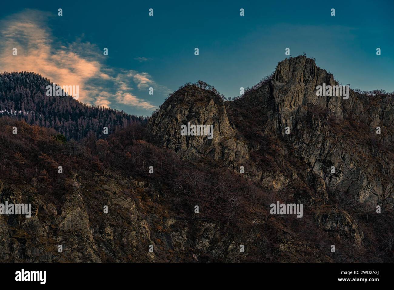 Paysage de sommets montagneux à la base des Alpes, illuminé par la lumière chaude de l'aube. France, Europe Banque D'Images