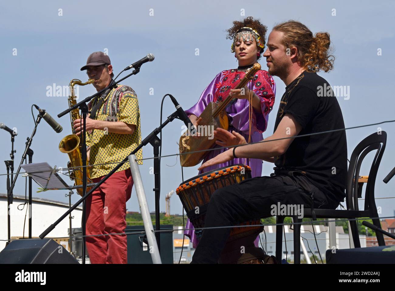 Imane Guemssy avec le groupe Tiganwa se produisant sur une scène sur une barge néerlandaise sur le Quai de Biestebroeck au Brussels Jazz Festival, mai 2023 Banque D'Images