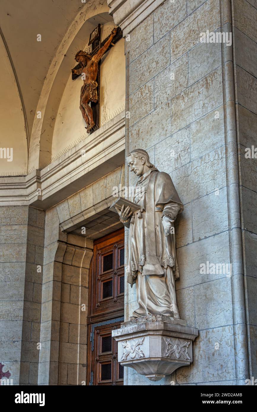 La statue de San Carlo Borromeo située à l'entrée de la cathédrale qui lui est dédiée à Saint-Étienne. Saint-Étienne, France Banque D'Images