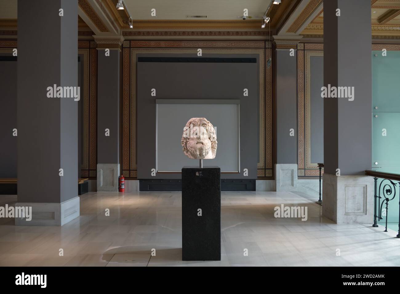 Istanbul, Turquie - 11 décembre 2023 : Musée d'archéologie à Istanbul, statue de marbre de Zeus, milieu du 1e siècle avant notre ère Banque D'Images