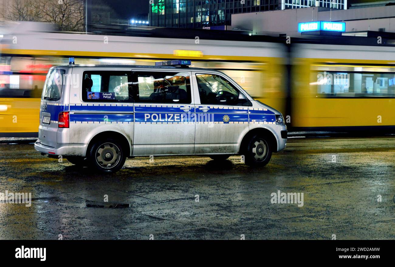 DATE D'ENREGISTREMENT NON INDIQUÉE 13.01.2024, Berlin - Deutschland. Polizeiwagen an der Wache am Alexanderplatz, eine Tram fährt vorbei. *** 13 01 2024, Berlin Allemagne voiture de police au poste de police à Alexanderplatz, un tramway passe Banque D'Images