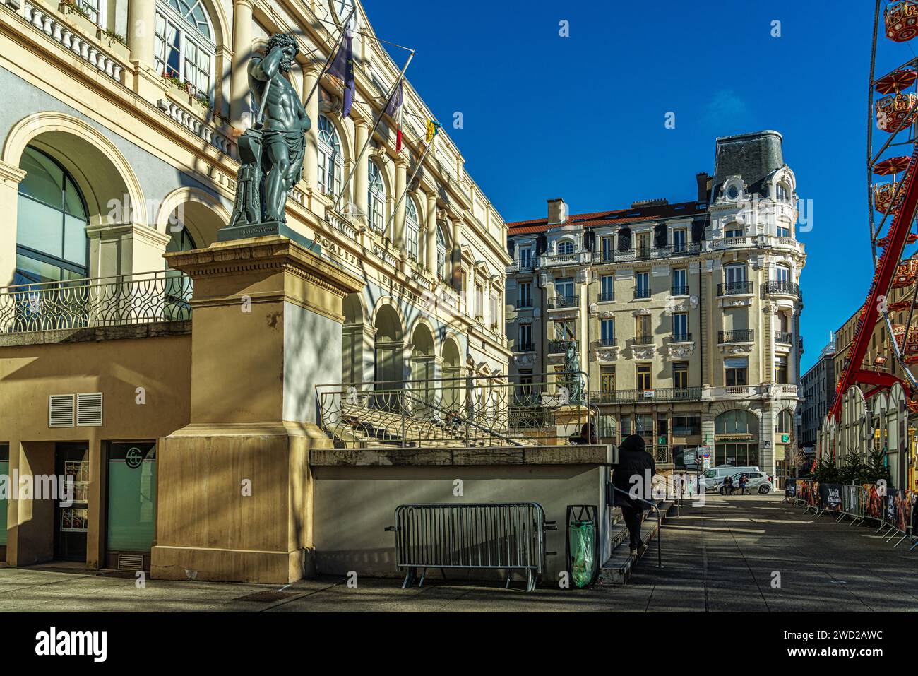 Façade et architecture de l'Hôtel de ville à Saint Etienne. En arrière-plan un palais de style baroque donnant sur la place. Saint-Étienne, Francia Banque D'Images