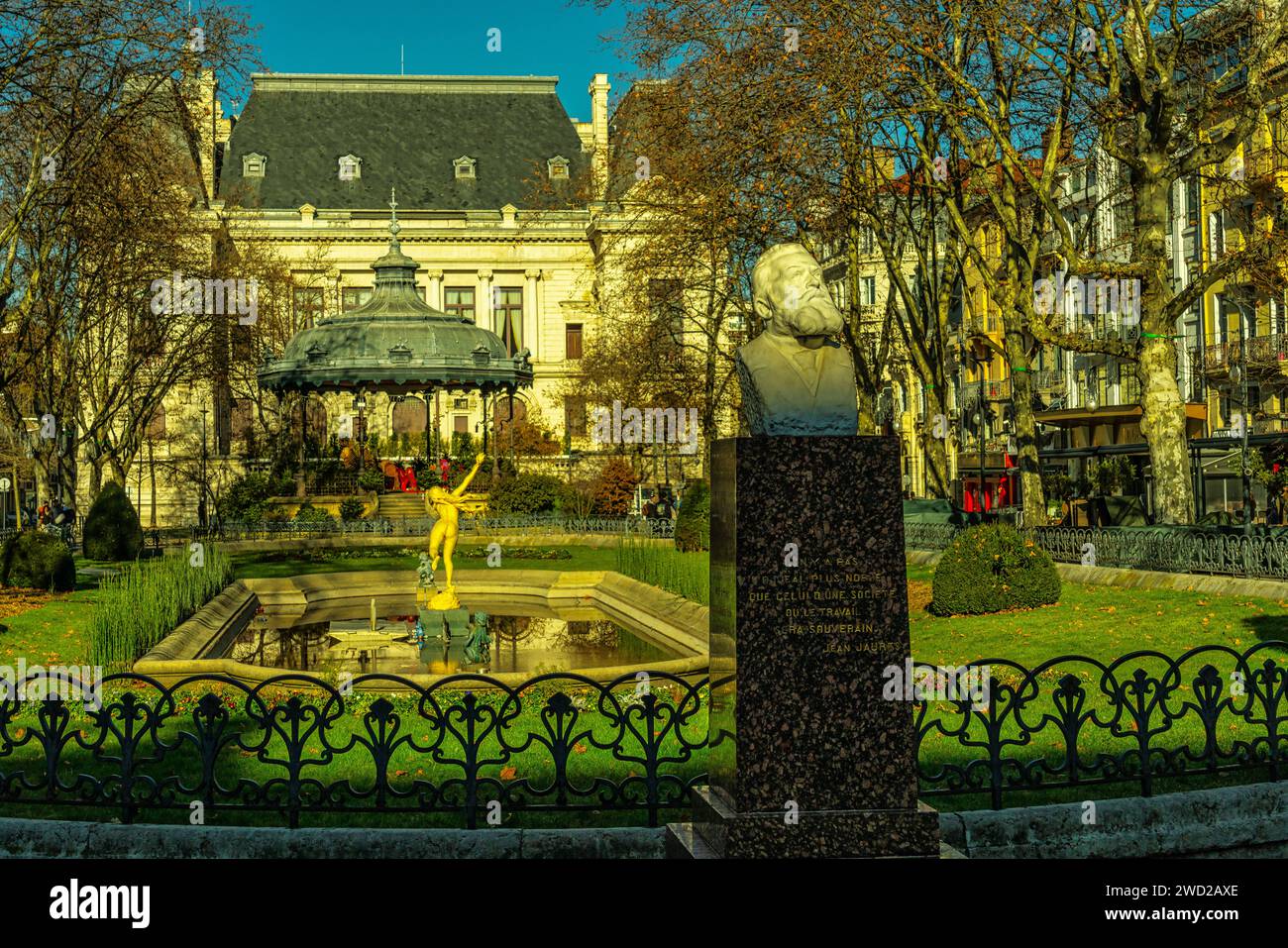 Place Jean Jaurès. Le buste dédié au politicien, la statue de Daphné transformée en Laurier, le kiosque à musique. Saint-Étienne, France Banque D'Images