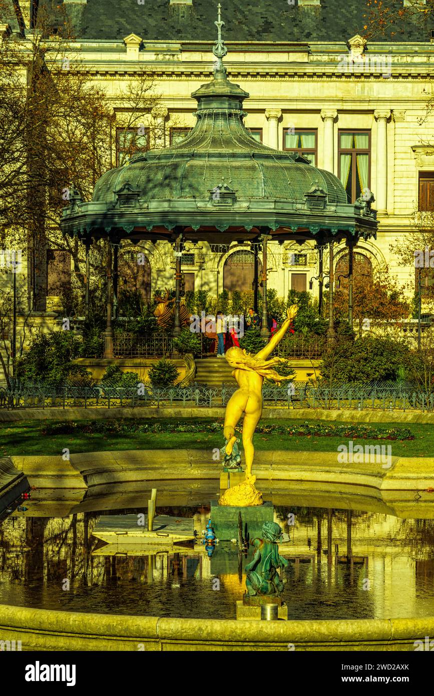 Place Jean Jaurès, la statue de Daphne transformée en Laurier. Dans le kiosque de musique de fond dans le style Art nouveau. Saint-Étienne, France Banque D'Images