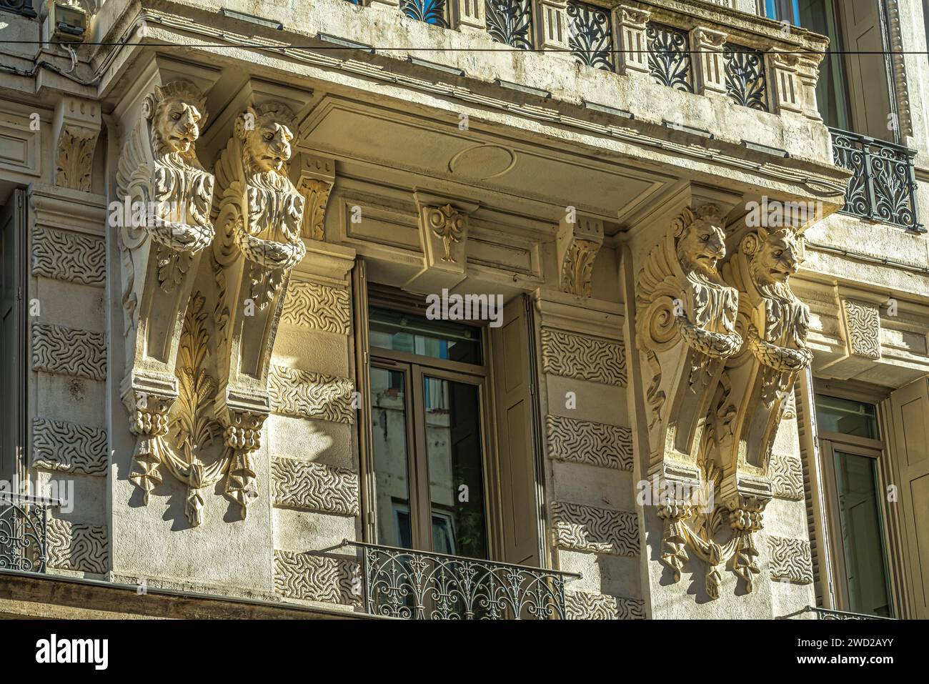 Détail architectural de style baroque de la façade d'un des bâtiments donnant sur la rue de General Foy, au centre de Saint-Étienne. France Banque D'Images