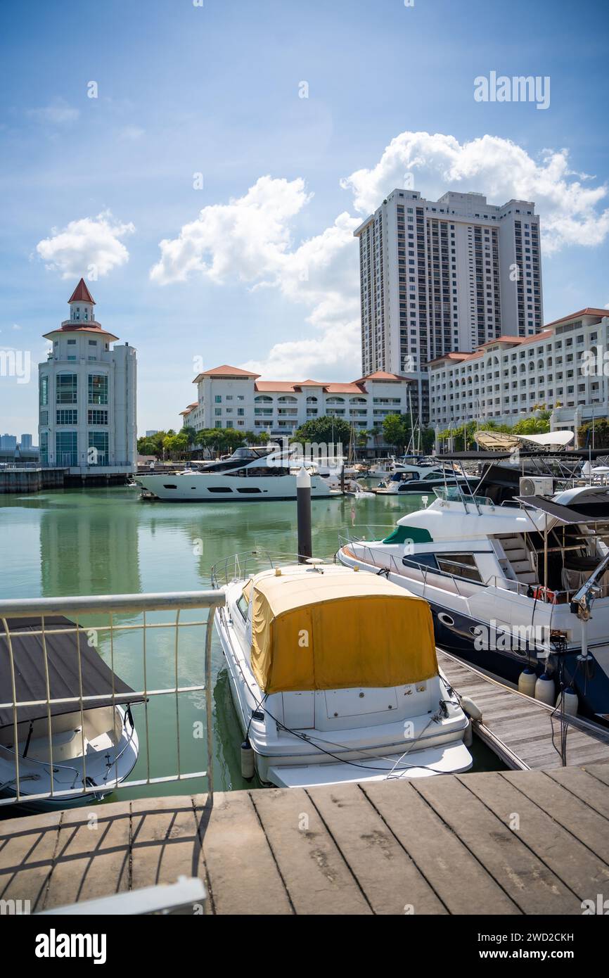 Georgetown, Malaisie - 18 décembre 2023 : parking privé pour bateaux et yachts à Strait Quay, Penang. Résidentiel, centre commercial, aire de loisirs et Banque D'Images