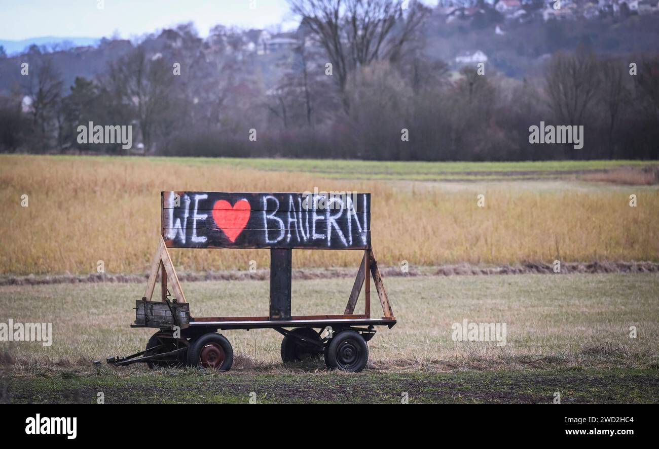 Tuebingen 18.01.2024 Protest gegen Rechts und Bauerncontest : auf einem Anhaenger zwischen Unterjesingen und Tuebingen an der B 296 hatte ein Landwirt ein Schild mit stopper die Ampel aufgestellt. Danach wurde es von AFD Gegnern mit dem Slogen, wir lieben Bauern ueberschrieben sowie auf der Rueckseite mit deportiert die AFD. *** Tuebingen 18 01 2024 protestation contre la droite et les agriculteurs protestent sur une remorque entre Unterjesingen et Tuebingen sur la B 296, un agriculteur avait mis en place un panneau avec Arrêter les feux de circulation après il a été écrasé par les opposants de l'AFD avec le slogan, nous aimons les agriculteurs et o Banque D'Images