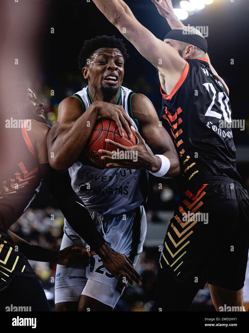 Joventut Badalona bat les London Lions dans un match de l'Eurocup serré à l'arène de la boîte de cuivre, Londres le 17 janvier 2024. Tyler Calvin Cook de Badalona. copyright caroljmoir Banque D'Images