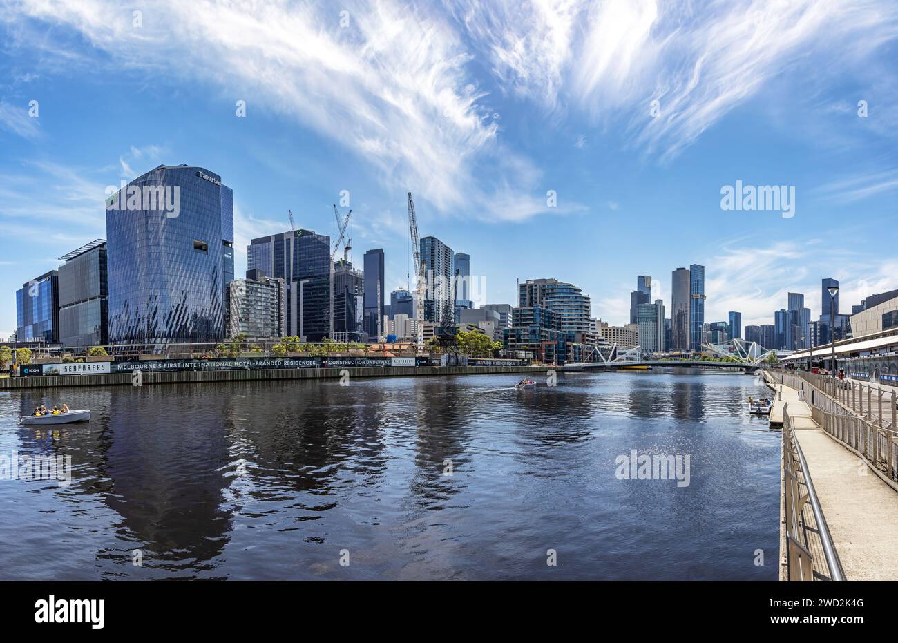 Melbourne, Australie - 18 janvier 2023 : un panorama de la rivière Yarra avec le pont des marins au loin. Docklands et South Wharf à Melbourn Banque D'Images