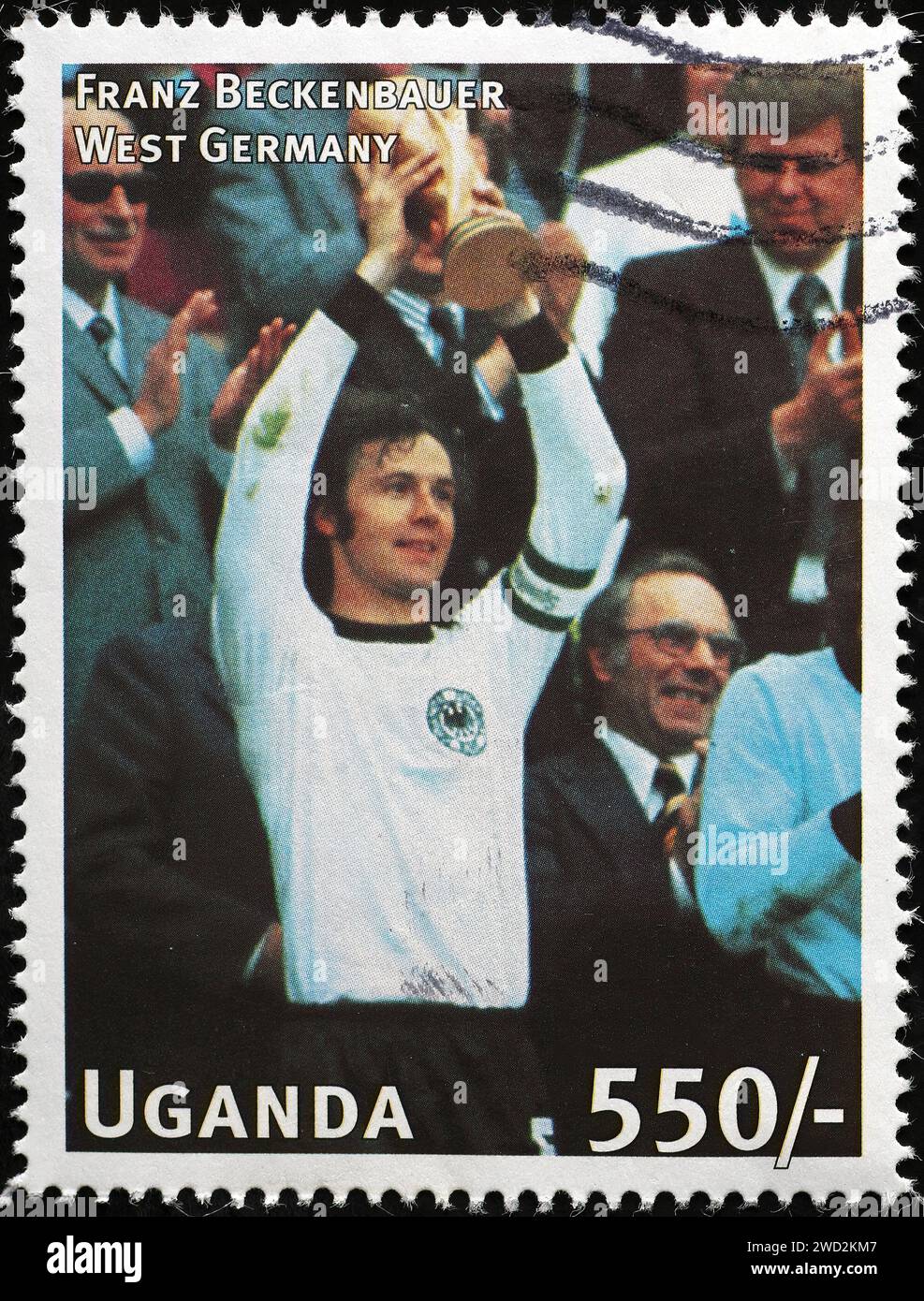 Franz Beckenbauer montrant le trophée de la coupe du monde sur timbre Banque D'Images