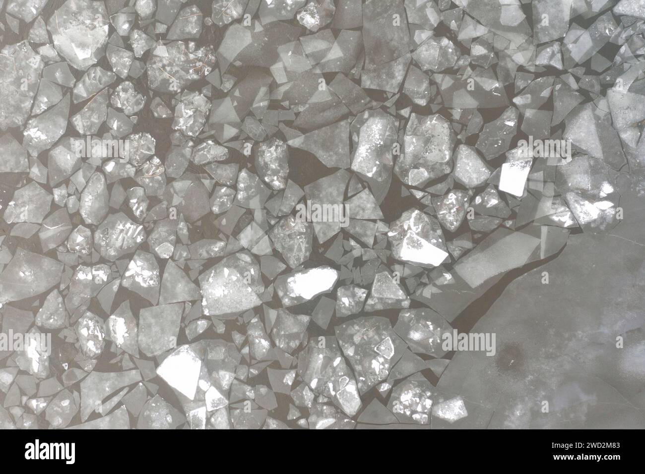 La texture d'un lac gelé et des morceaux de glace flottants dans l'eau. Paysage hivernal d'un drone. Banque D'Images