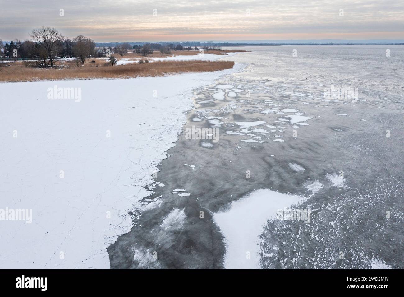 Lac gelé de Dabie en Pologne en hiver, paysage rural d'un drone en hiver. Banque D'Images