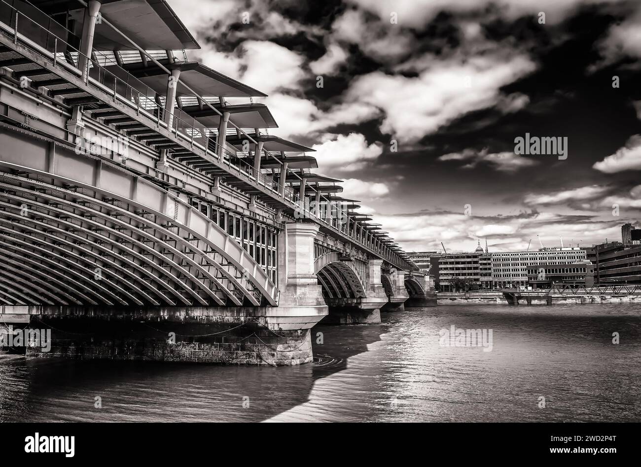 Londres, Royaume-Uni, 14 août 2018, vue du pont ferroviaire Blackfriars depuis le côté sud de la Tamise, en Angleterre Banque D'Images