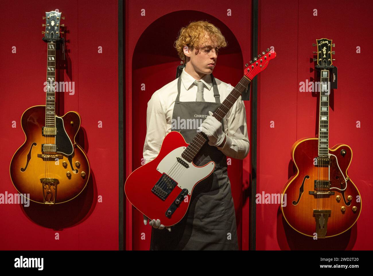Christie's, Londres, Royaume-Uni. 18 janvier 2024. Christie's mettra aux enchères des guitares de la collection personnelle de la légende de la musique Mark Knopfler, célèbre auteur-compositeur-interprète, guitariste héros et chanteur du groupe britannique emblématique, dire Straits, le 31 janvier 2024 à Londres, présentant plus de 120 guitares et amplis - tous présentés dans l'exposition de pré-vente - la collection couvre les 50 ans de carrière de Knopfler. Image : Schechter Guitar Research, Van Nuys 1983. Guitare électrique à corps solide à la manière d'un Telecaster Custom, estimation £4 000-6 000. Crédit : Malcolm Park/Alamy Live News Banque D'Images