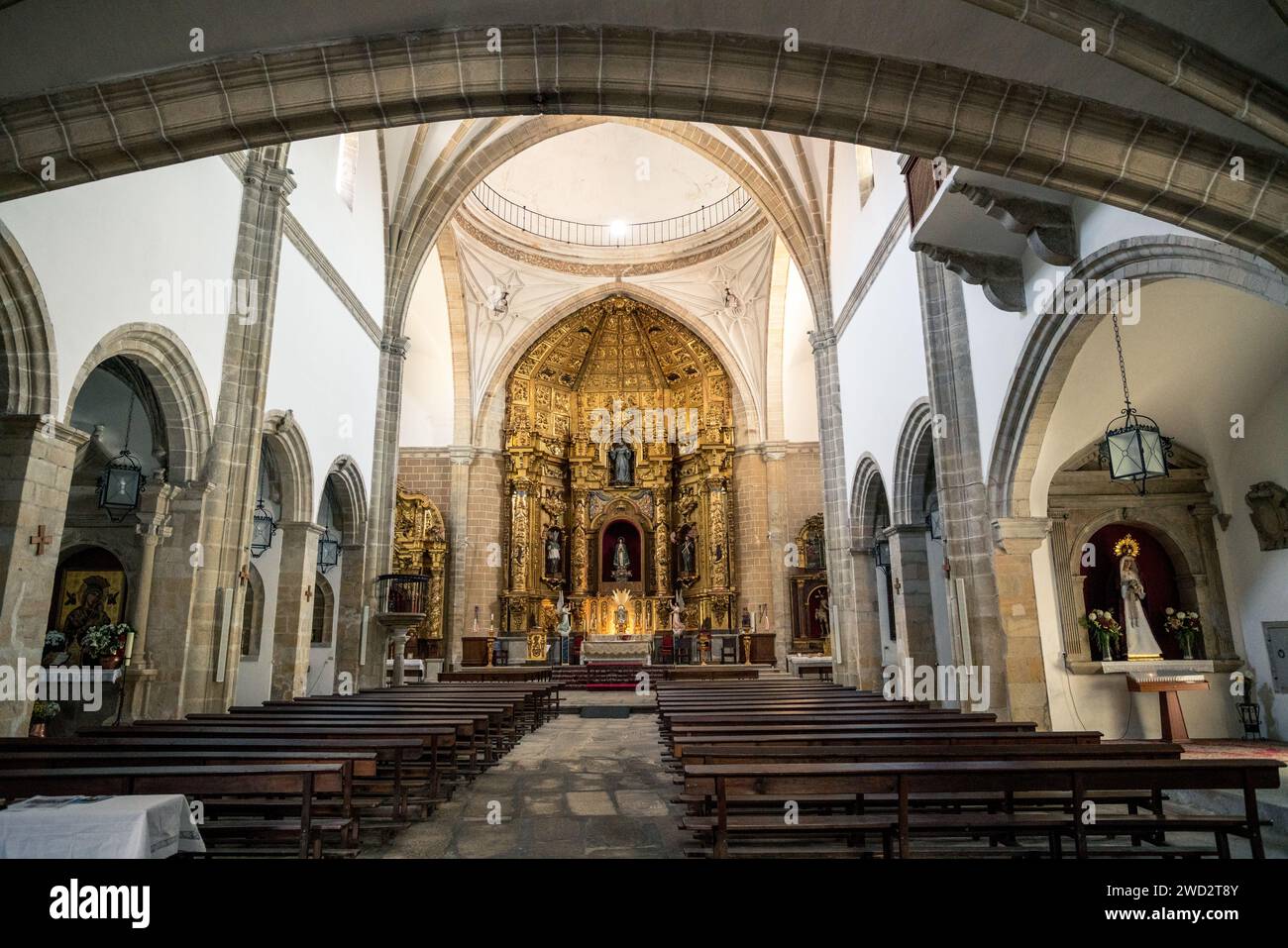 Intérieur de l'église du couvent de Saint François à Trujillo (Espagne) avec retable de style baroque par maître Bartolomé de Jerez Banque D'Images