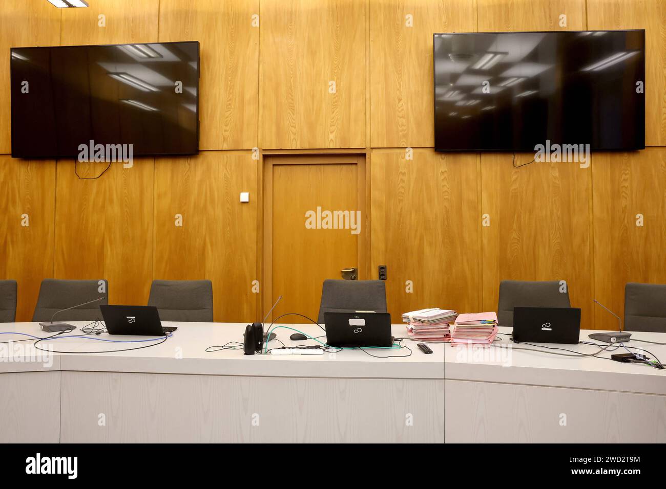 Achtung Angeklagte muss gepixelt werden 08.01.2024 Essen Landgericht Akten auf dem Richterpult *** attention le défendeur doit être pixelisé 08 01 2024 dossiers du tribunal de district d'Essen sur le bureau des juges Banque D'Images